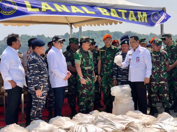 Ketua DPR Bambang Soesatyo bersama Panglima TNI Marsekal Hadi Tjahjanto, Kepala BNN Budi Waseso (Buwas), Deputi Pemberantasan BNN Arman Depari, dan Kabareskrim Ari Dono Sukmanto.
