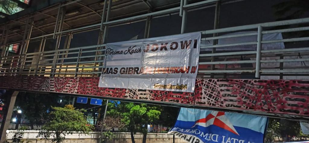 Jelang Debat Ketiga, Relawan Masif Pasang Spanduk 'Gibran Lanjutkan'