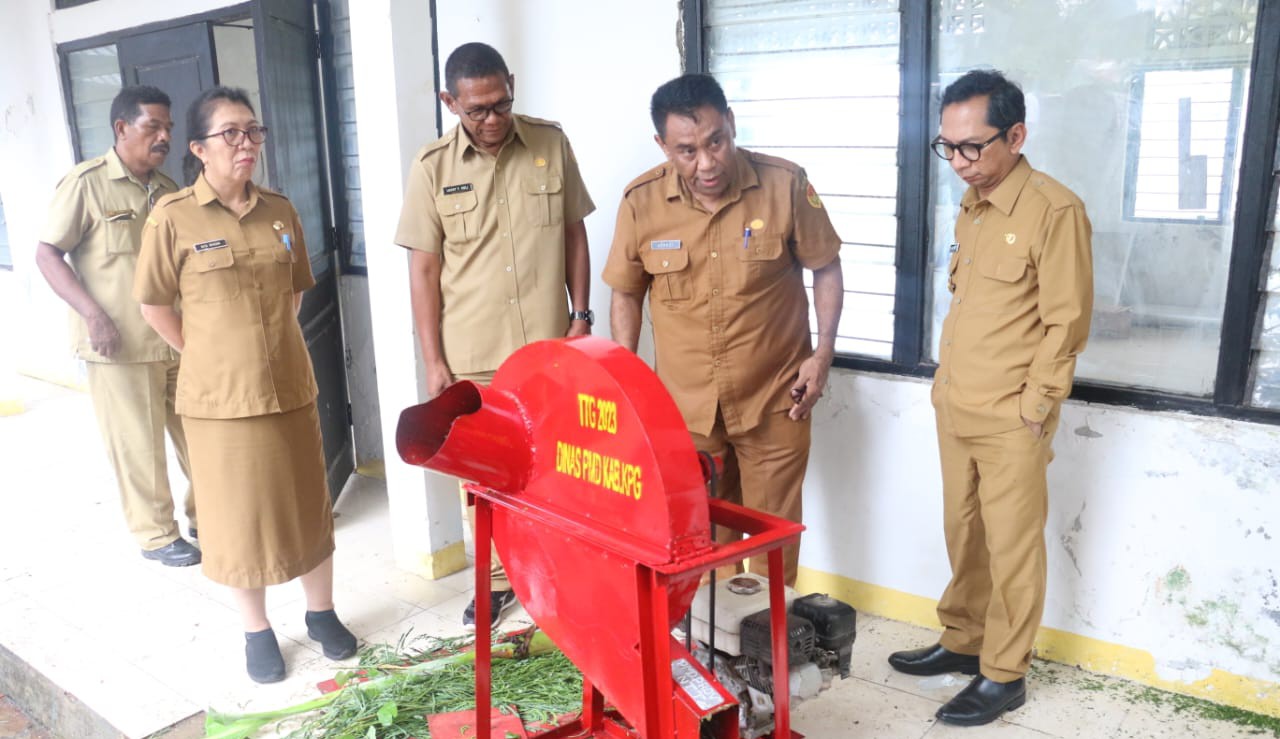 Pj Gubernur Meninjau BTTG di Desa Noelbaki
