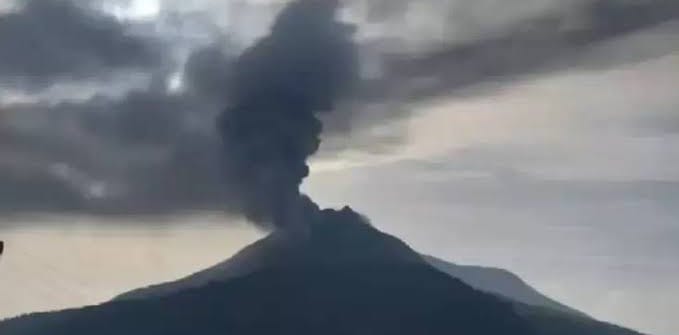 Awan Panas Guguran Erupsi Dilaporkan Terjadi pada Gunung Lewotobi Laki-Laki