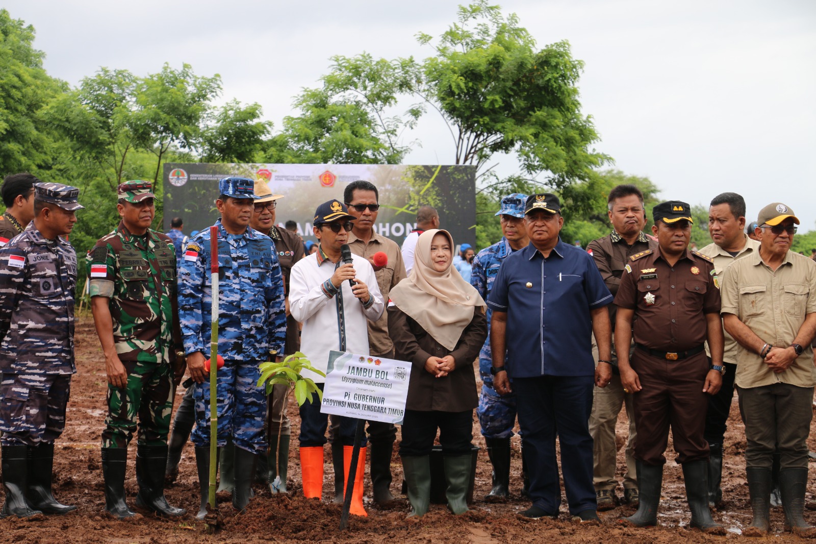 Pj Gubernur NTT Ayodhia Kalake Hadiri Kegiatan Tanam Pohon Serentak Se-Indonesia