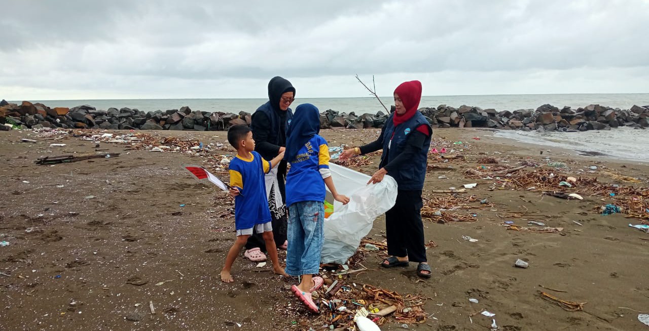 Target Adiwiyata Mandiri, SD Negeri Borong Bersihkan Sampah di Pantai Sampulungang