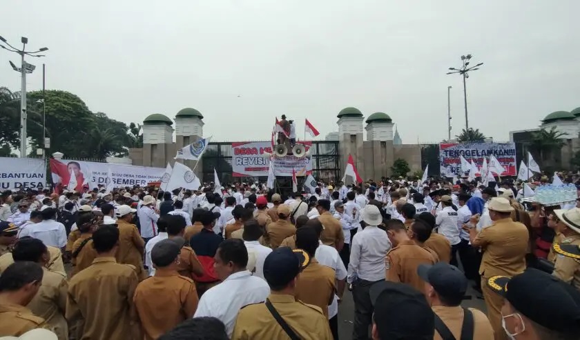 Ribuan Massa Apdesi Gruduk Gedung Parlemen, Tuntut agar DPR RI Segera Sahkan Revisi UU Desa