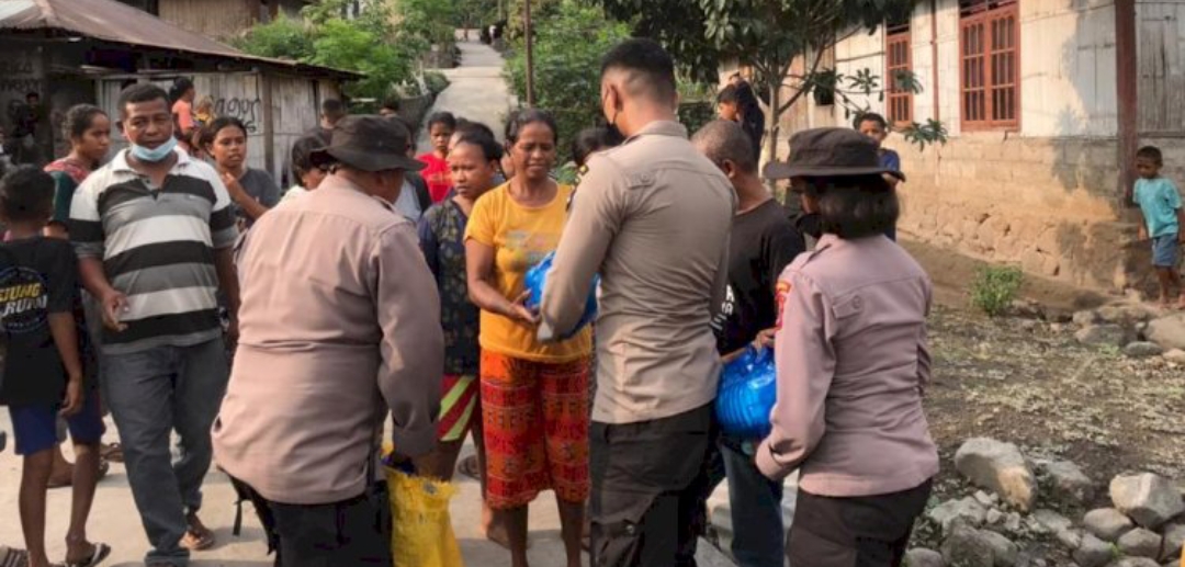 Harapan Baru Bagi Warga Flotim Usai Personel Polda NTT Serahkan Bantuan