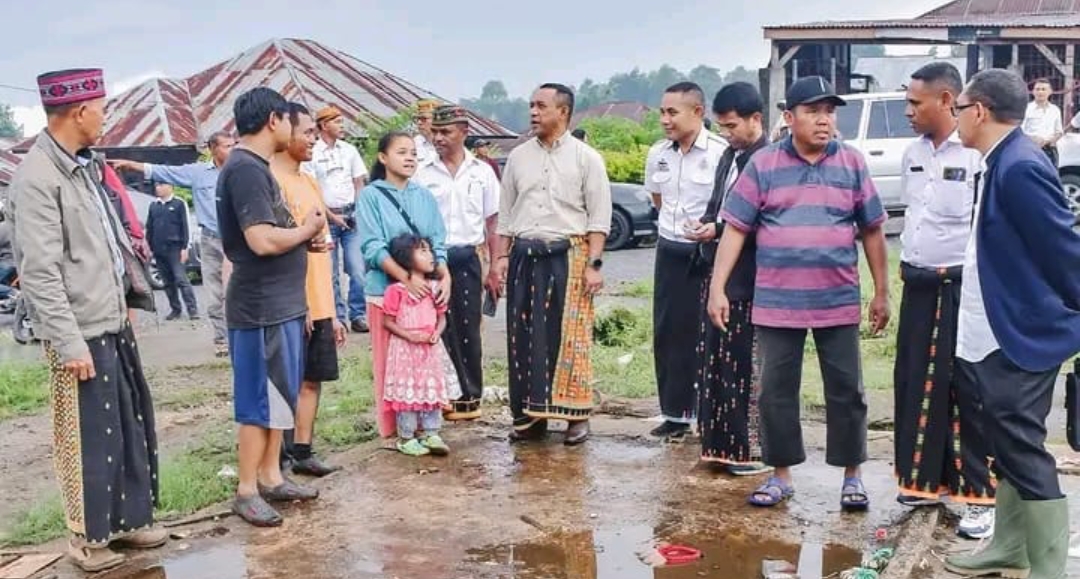 Angin Puting Beliung Robohkan 55 Rumah Warga, Bupati Manggarai Tinjau Lokasi