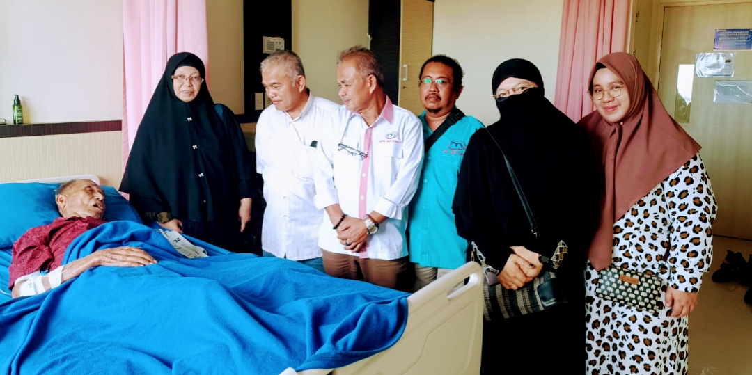 DPW IMO Indonesia Sumut Besuk Tokoh Pers Muhammad TWH di RS Royal Prima
