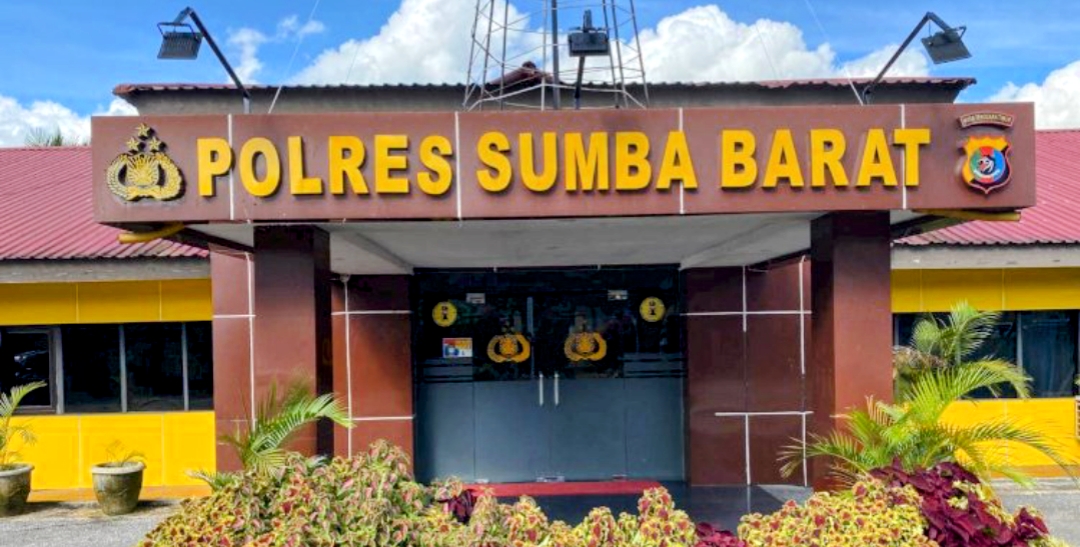 Dua Kubu Keluarga Ribut Depan Mapolres Sumba Barat Coba Dilerai Petugas Setempat