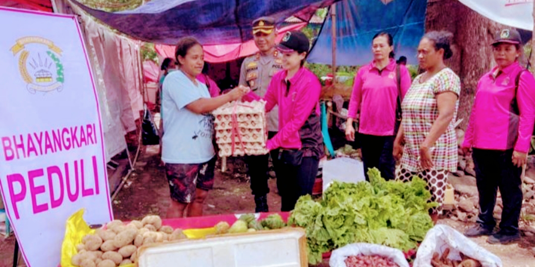 Aksi Kemanusiaan Bhayangkari Cabang Flores Timur Salurkan Bantuan Korban Erupsi Gunung Lewotobi