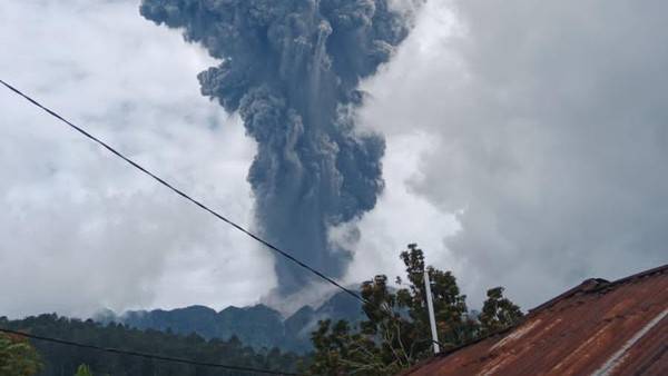 Gunung Merapi Sumbar Keluarkan Suara Dentuman