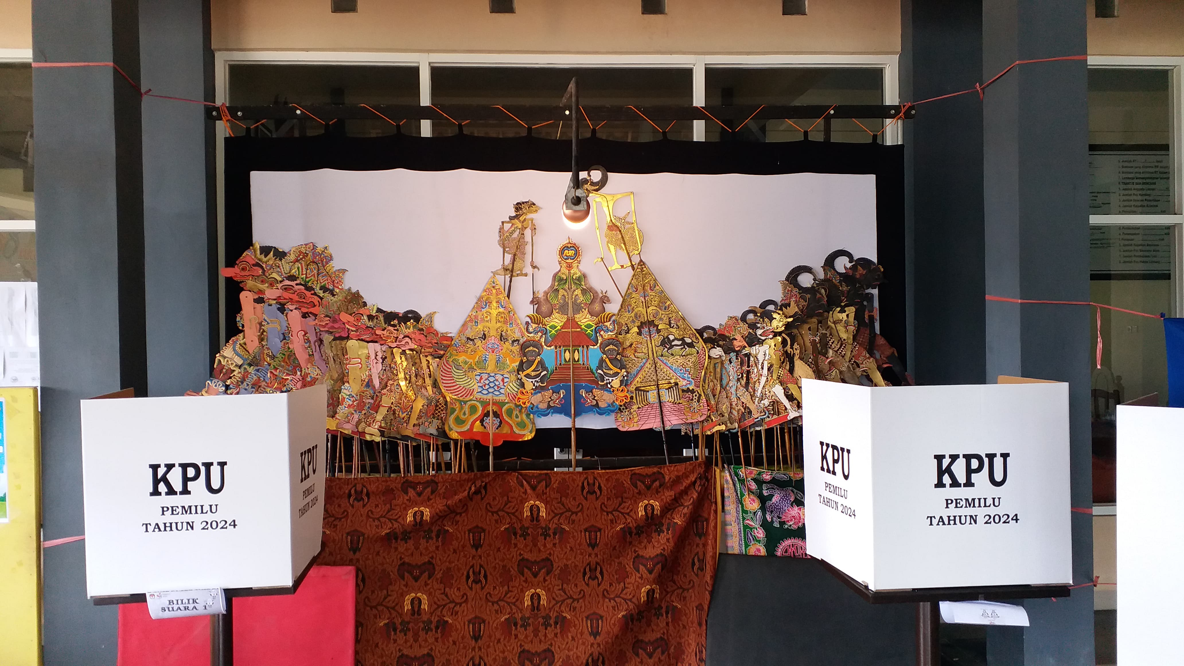 Unik TPS di Kecamatan Pakel Dihiasi Wayang Kulit Sebagai Hiasan