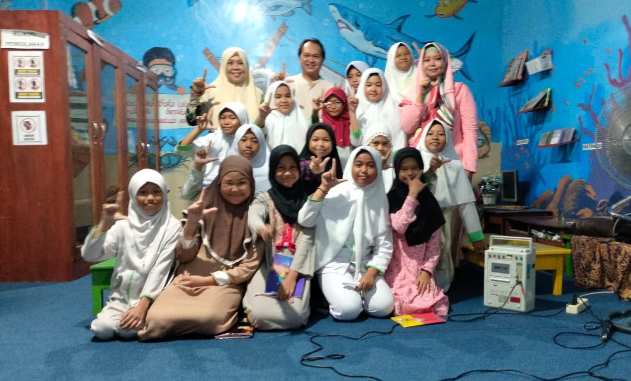 Murid-Murid SDN Sudirman 4 Dapat Motivasi Menulis Sebelum Outing Class