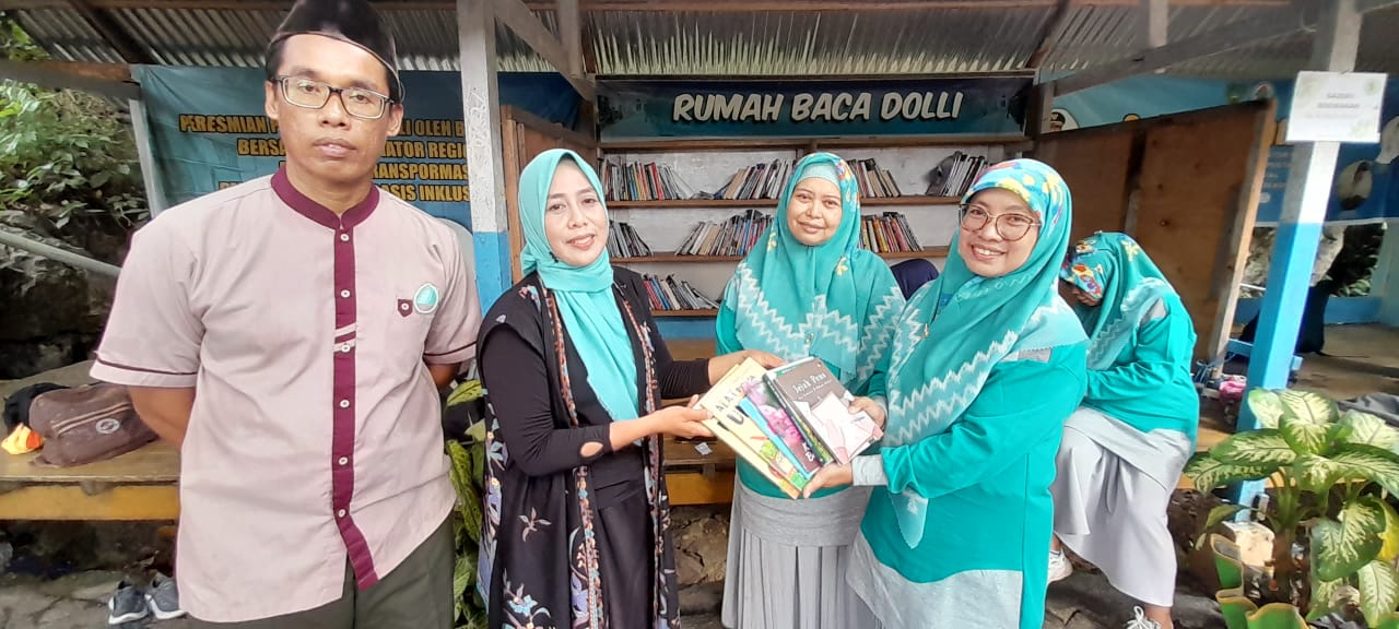 Guru SDN Sudirman IV Makassar Sumbang Buku untuk Rumah Baca Dolli Maros