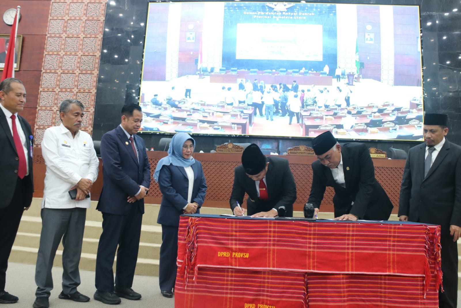 Pj Gubernur Bersama DPRD Sumut Setujui Penetapan Dua Ranperda menjadi Perda