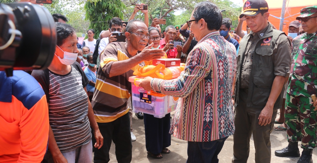 Pj Gubernur NTT-BNPB Tinjau dan Serahkan Bantuan Masyarakat Terdampak Erupsi Gunung Lewotobi Laki-Laki