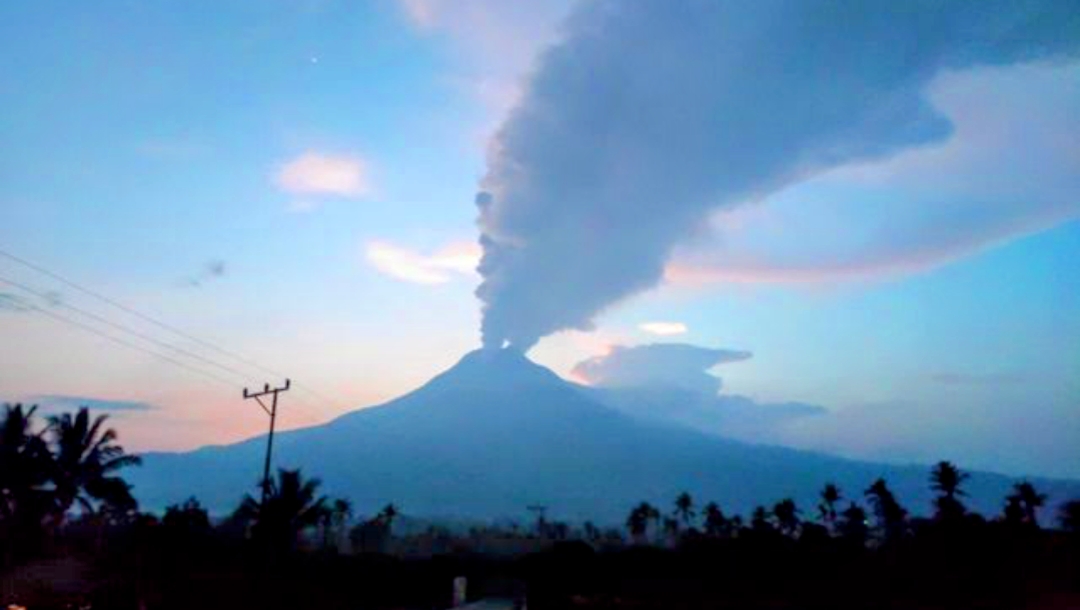 Erupsi Disertai Luncuran Awan Panas Terjadi pada Gunung Lewotobi Laki-Laki NTT