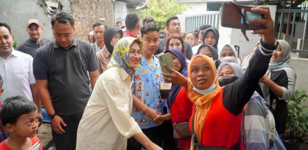 Gibran Sapa Warga di Pasar Modern BSD City