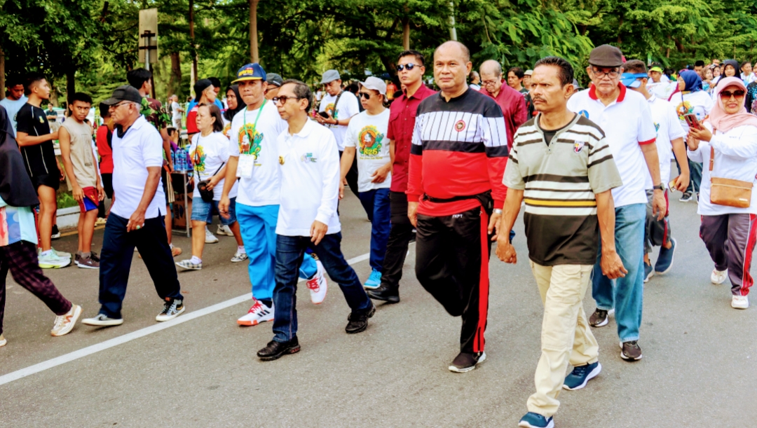 Penjabat Gubernur NTT Ayodhia Kalake Ikuti Jalan Sehat dan Kampanye Pemilu Damai