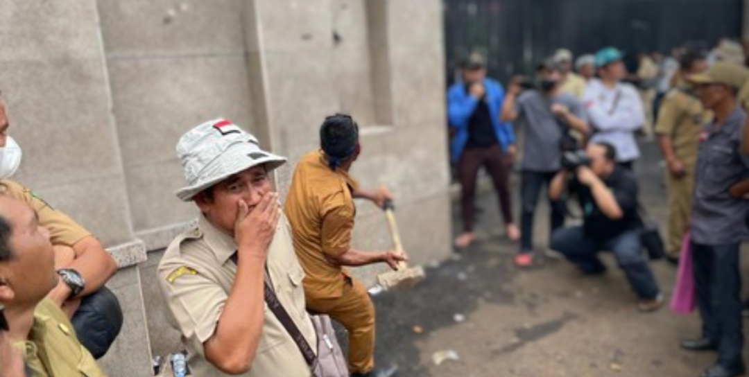 Ketika Palu Hujam Tembok Pagar Parlemen