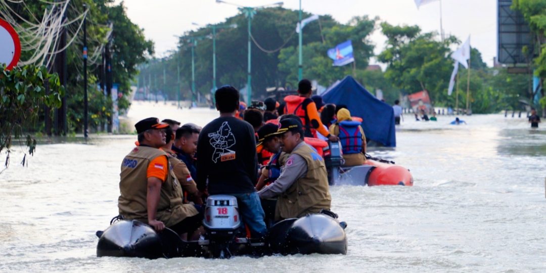 Tinjau Banjir Demak, Penanganan Pengungsi dan Perbaikan Tanggul Jadi Prioritas Darurat