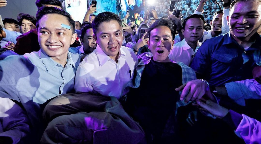 Jadi Trending, Kali ini Mayor Teddy Gendong Cawapres Gibran Rakabuming Raka