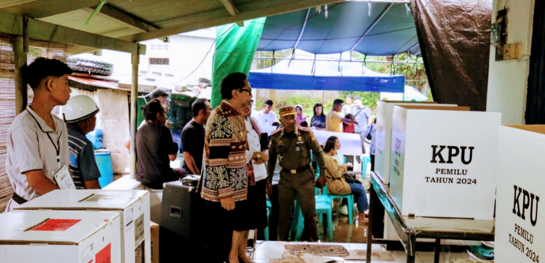 Pj. Gubernur NTT Menggunakan Hak Pilih pada Pemilu Serentak 2024 di TPS 010 Kelurahan Oebobo Kota Kupang