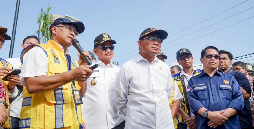 Pj Gubernur Sumut Dampingi Menteri PMK Serahkan Bantuan Pangan CPP di Belawan