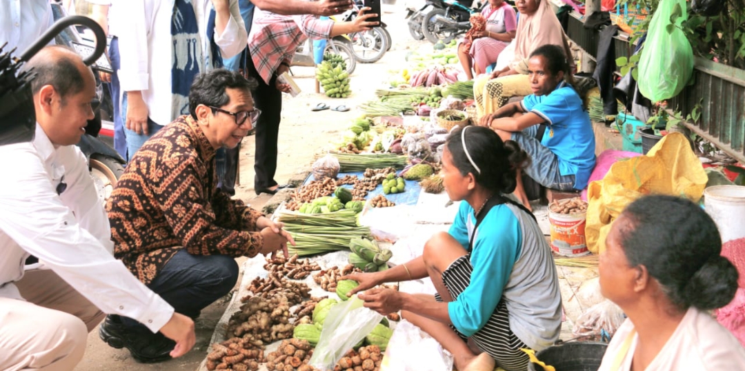 Pj Gubernur Memantau Harga Komoditi di Pasar dan Tinjau Gudang Bolok Tenau