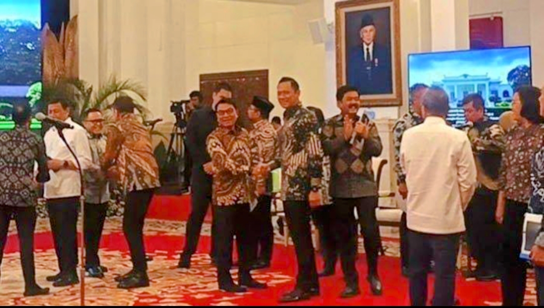 Momen Spesial, AHY Bersalaman Dengan Moeldoko pada Rapat Paripurna di Istana
