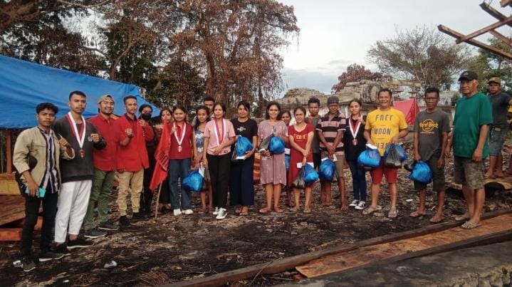 GMNI Sumba Barat Salurkan Bantuan Korban Kebakaran Kampung Paletelolu