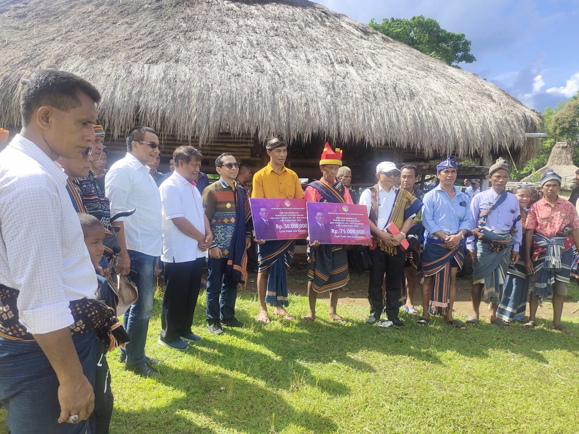 Kunjungi SBD, Pj. Gubernur NTT Serahkan Bantuan Rehabilitasi Rumah Adat