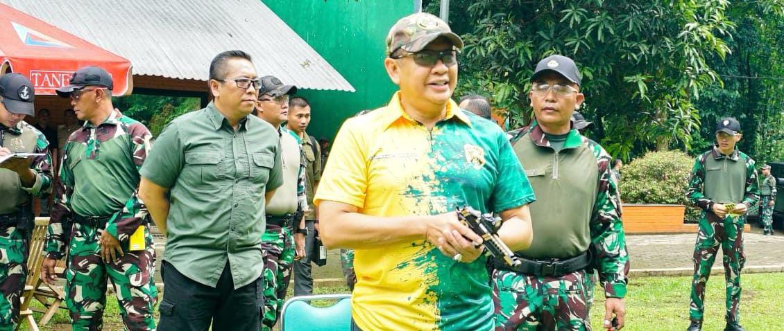 Bamsoet Latihan Menembak Bersama Danjen Kopassus