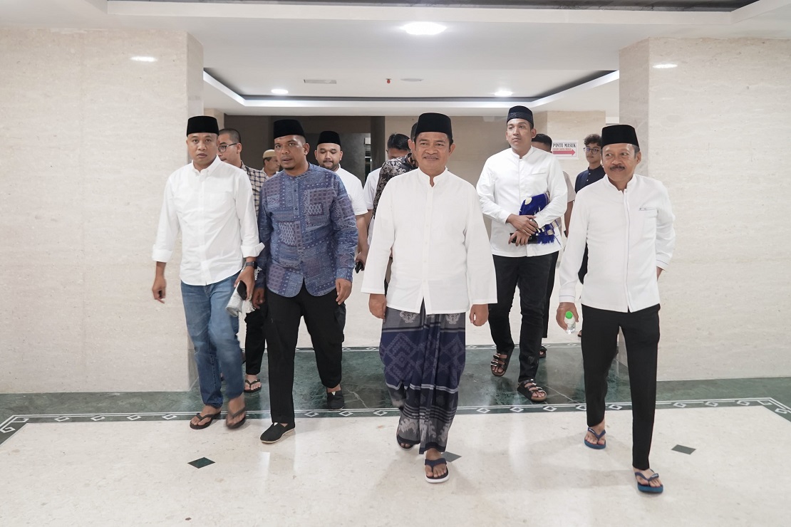 Malam Pertama Tarawih, Pj Gubsu Hassanudin Shalat di Masjid Agung Medan Bersama Masyarakat