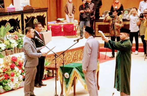 Rapat Istimewa Pelantikan PAW terhadap Kartika Roni