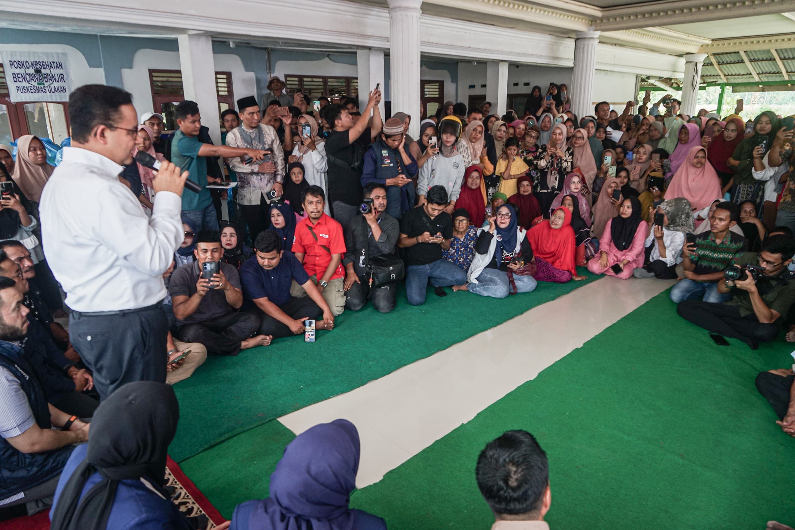 Kunjungi Warga Terdampak Banjir Sumbar, Anies Menyerahkan Bantuan Paket Sembako