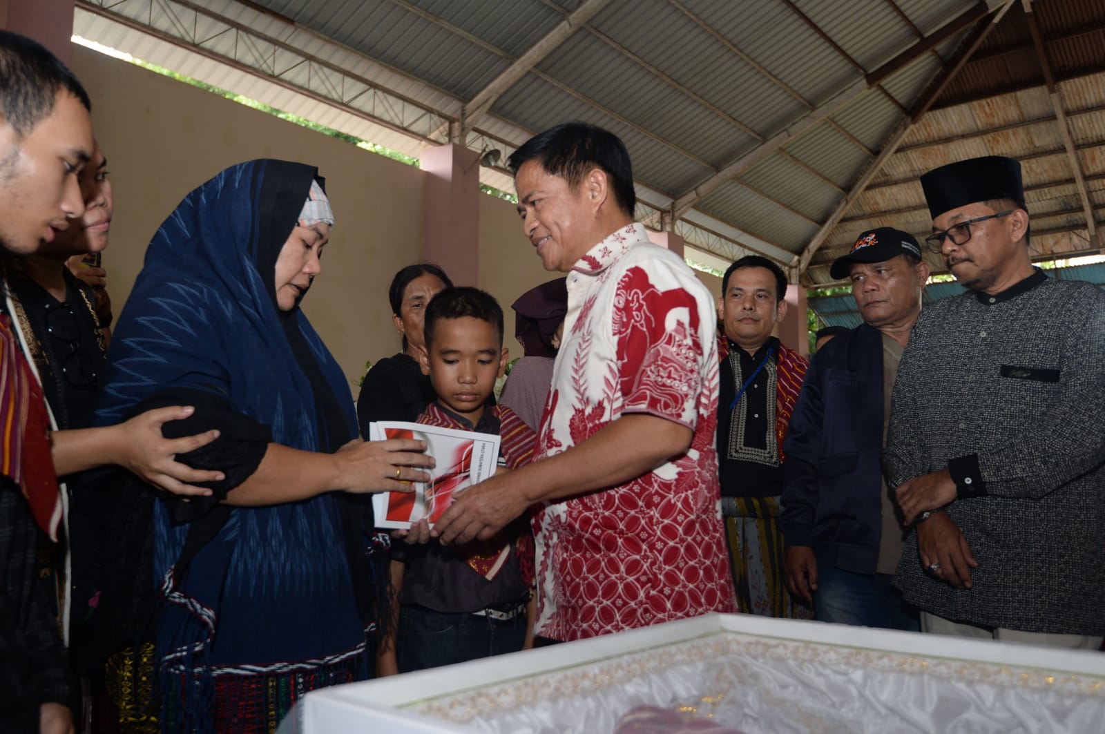 Melayat Mendiang Irwan Ginting, Pj Gubernur Sumut Sampaikan Duka Mendalam