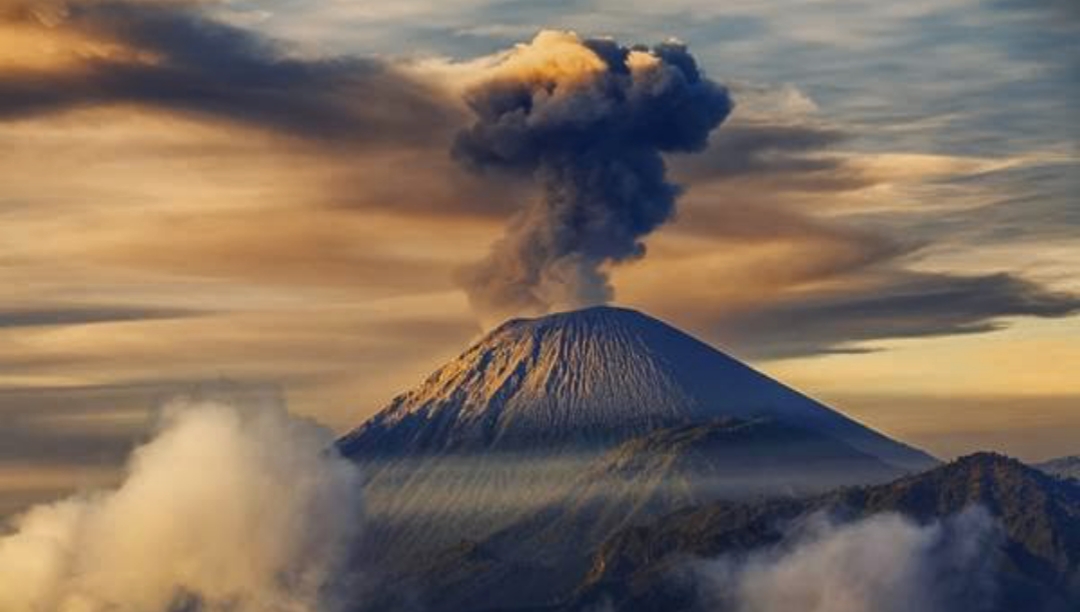 Gunung Semeru Kembali Keluarkan Abu Vulkanik Setinggi 800 Meter