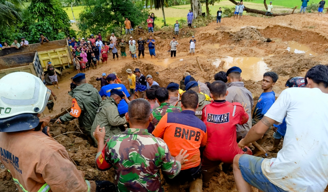 Tiga Orang Meninggal Dunia Pasca Banjir dan Longsor di Kabupaten Padang Pariaman