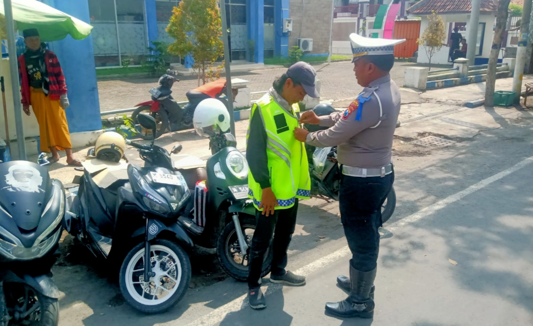 Ciptakan Kamseltibcar Lantas, Polres Sampang Bagikan Rompi Dan Kopi Gratis Kepada Pengguna Jalan