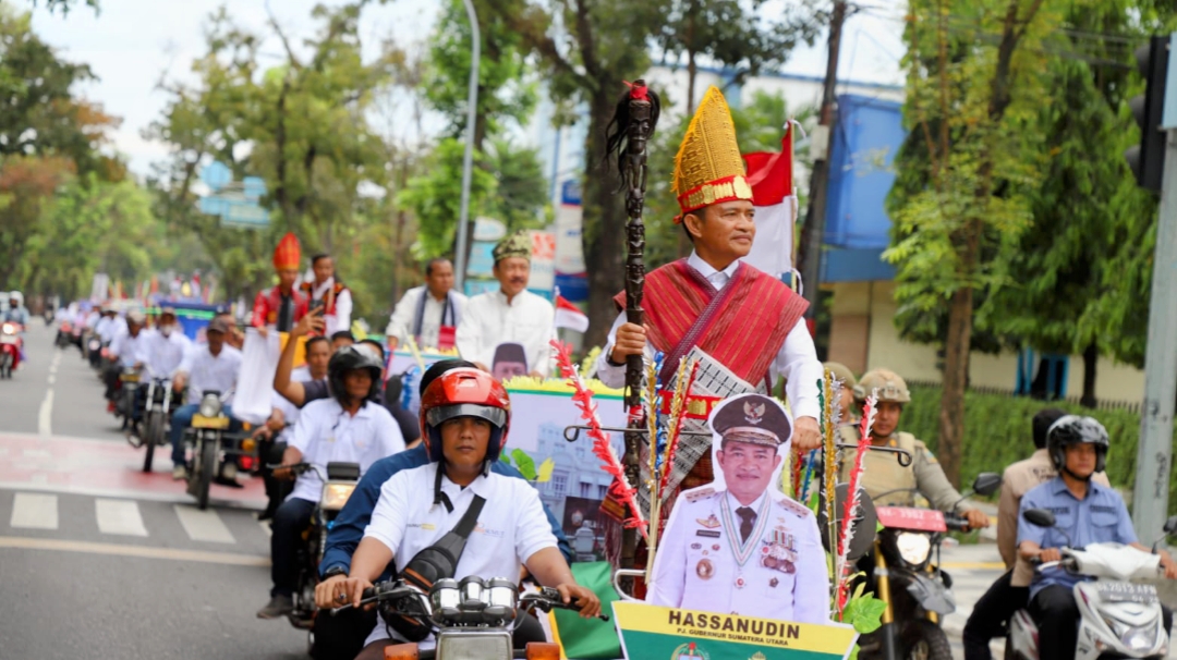 Pj Gubernur Sumut Pakai Baju Adat Toba, Naik Becak Bersama Bupati/Walikota
