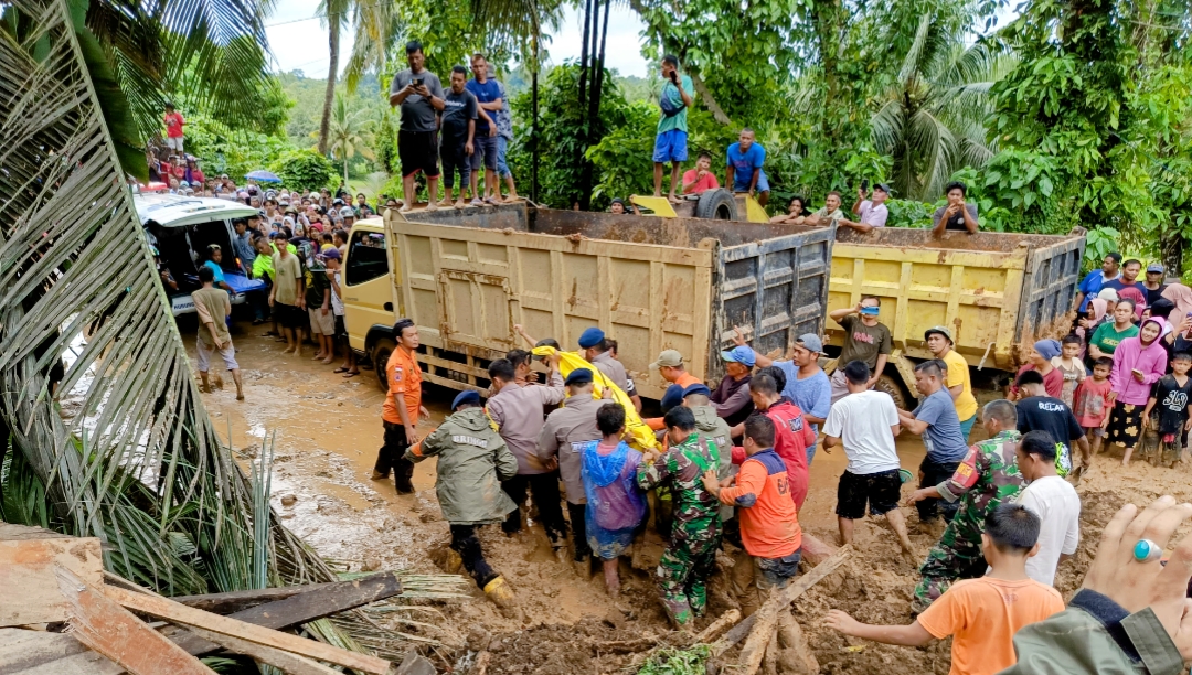 Sepuluh Warga Ditemukan Meninggal Dunia Dampak Banjir dan Longsor di Kabupaten Pesisir Selatan