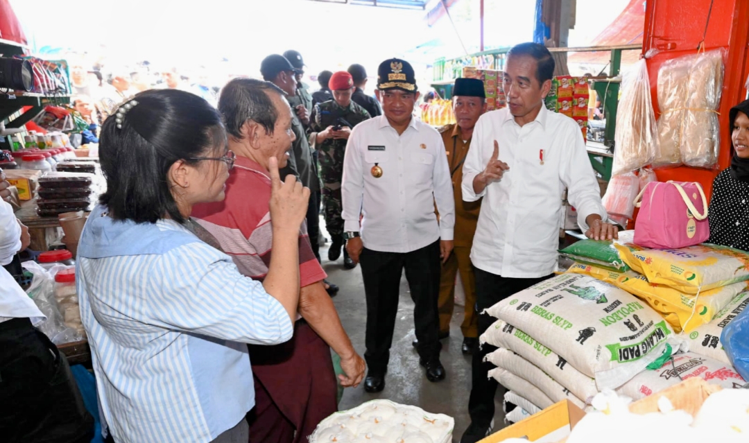 Dampingi Presiden Tinjau Pasar Kawat Tanjungbalai, Pj Gubernur Sampaikan Stok Pangan Sumut Aman dan Tercukupi