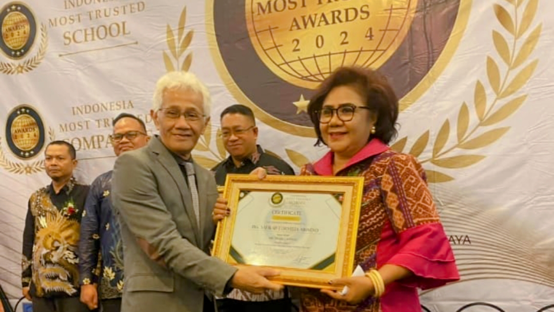 SMKN 5 Kupang Terima Indonesia Most Trusted School Award 2024