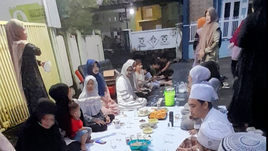 Warga Kompleks Anggrek Mugellona Kelurahan Tombolo Gelar Buka Puasa Bersama di Jalan