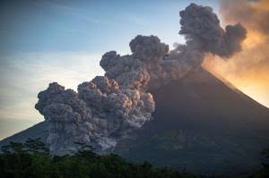 Gunung Ibu Erupsi, Letusan Capai 1500 Meter
