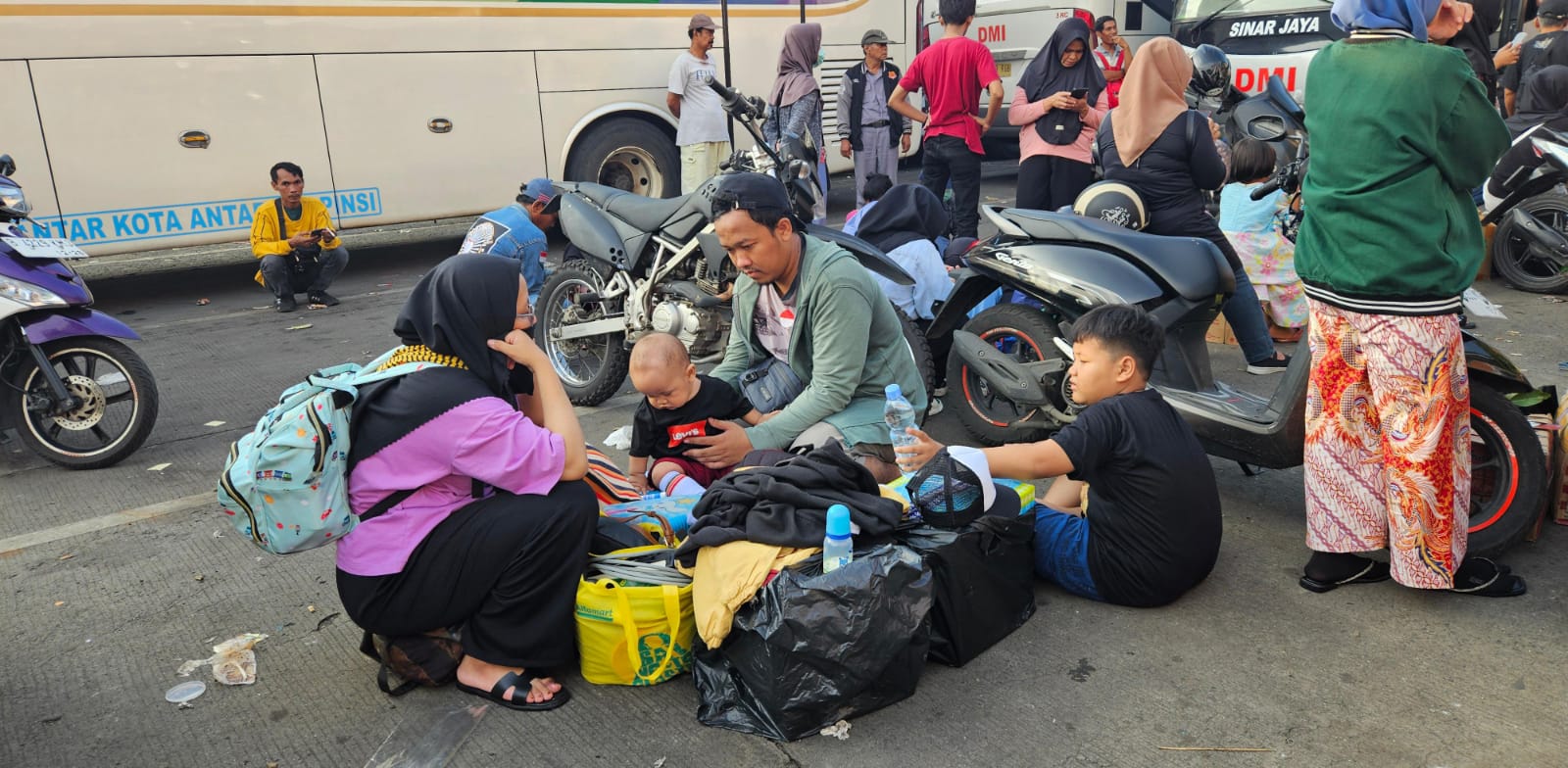 Sabar Menanti Berjam-jam, Ratusan Pemudik Tertahan di Terminal Induk Kota Bekasi