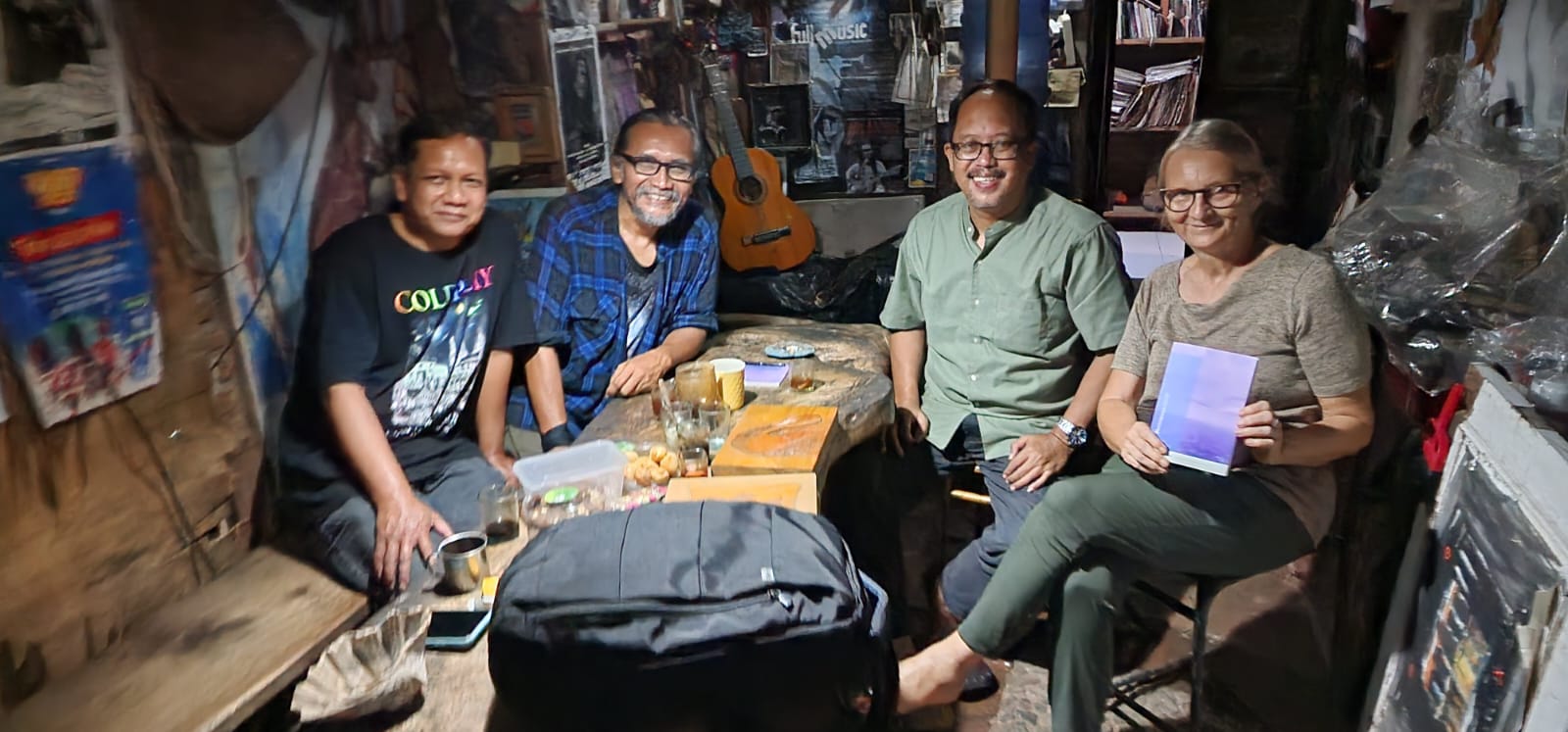 Agus K Saputra Padukan Lukisan, Foto, dan Puisi dalam Buku "Pertemuan Kecil"