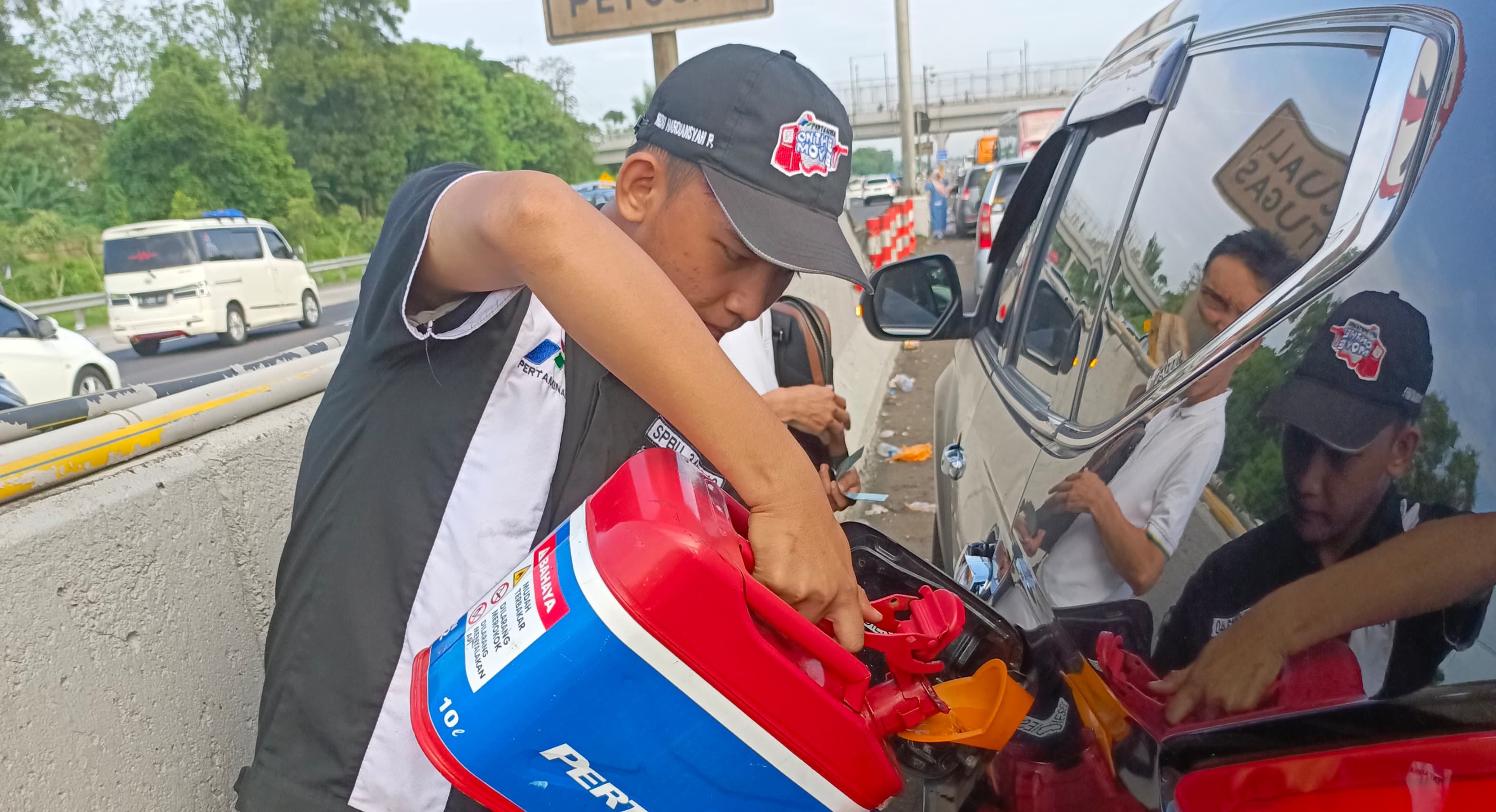 Mogok kehabisan Bensin di Tol, Motorist Pertamina Gercep Kirim BBM ke lokasi