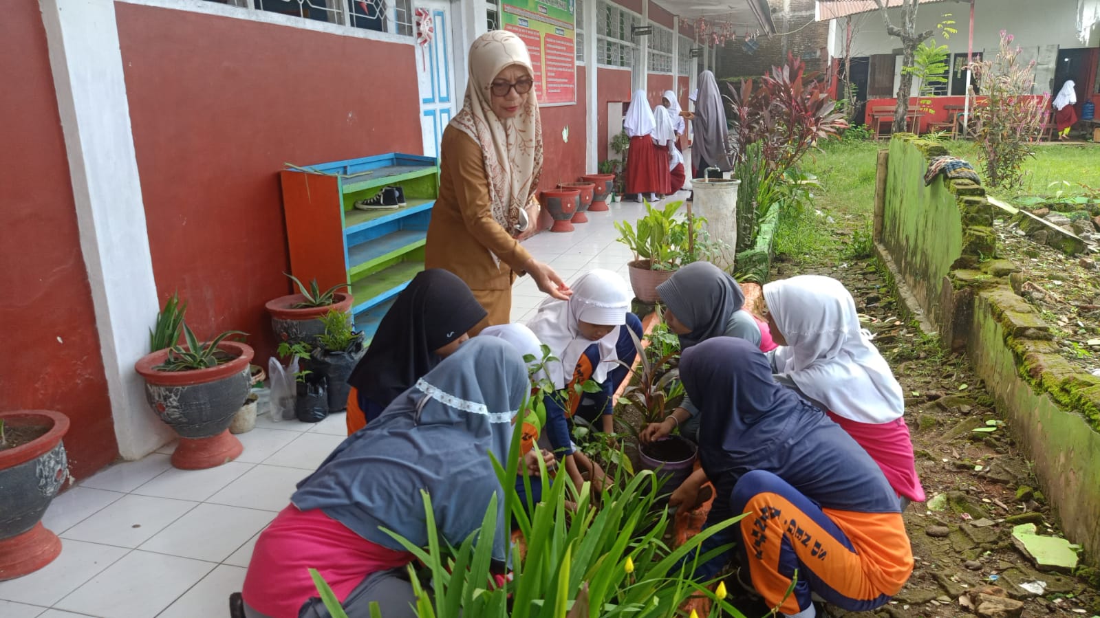 Peringati Hari Bumi 2024, Murid SD Negeri Parinring Makassar Tanam Beragam Pohon