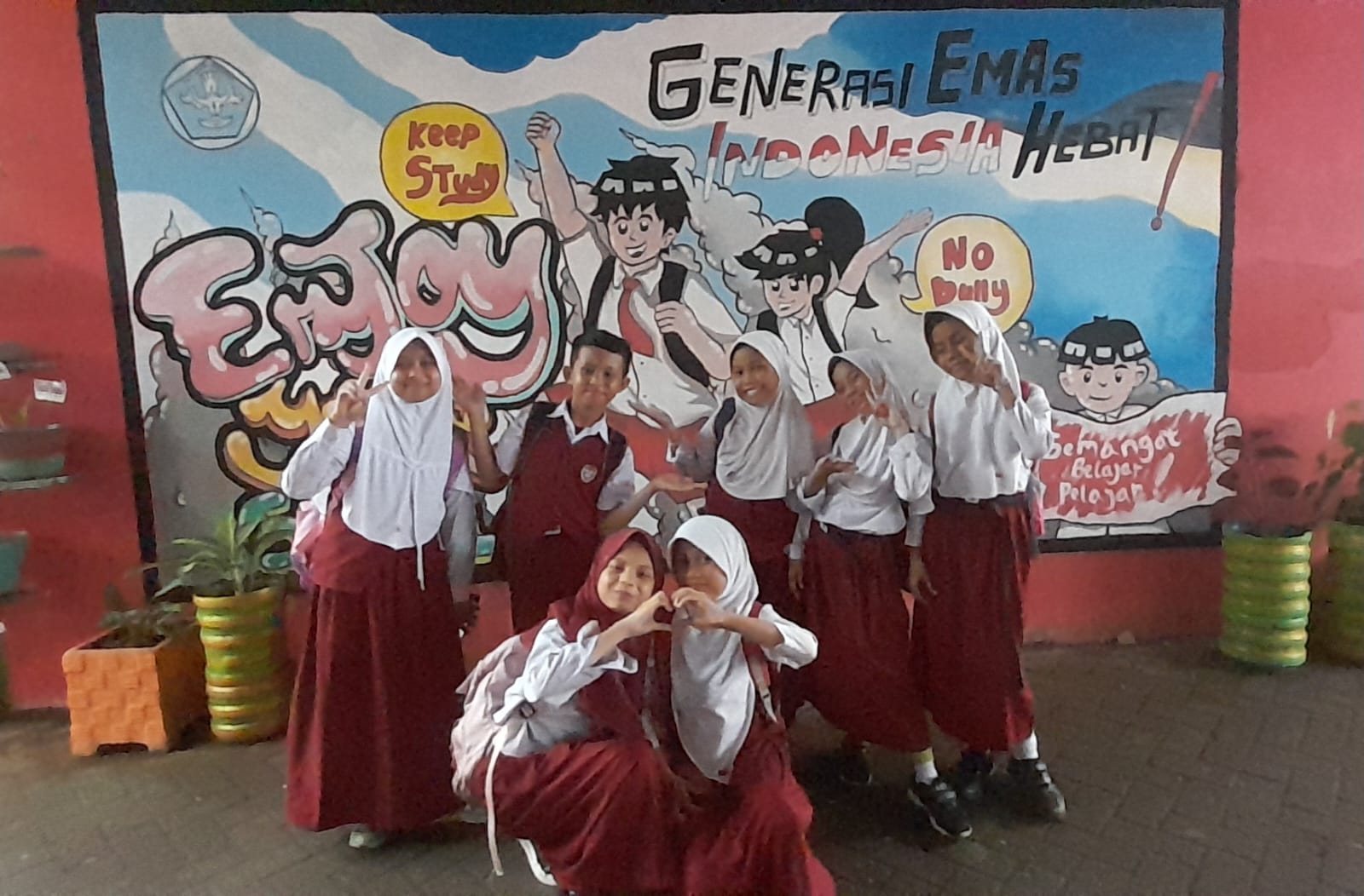 SD Negeri Borong Masuk 5 Besar Mural Competition Save the Children
