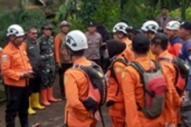 Tim SAR Begerak Mencari Warga Tertimbun Longsor di Banjarwangi